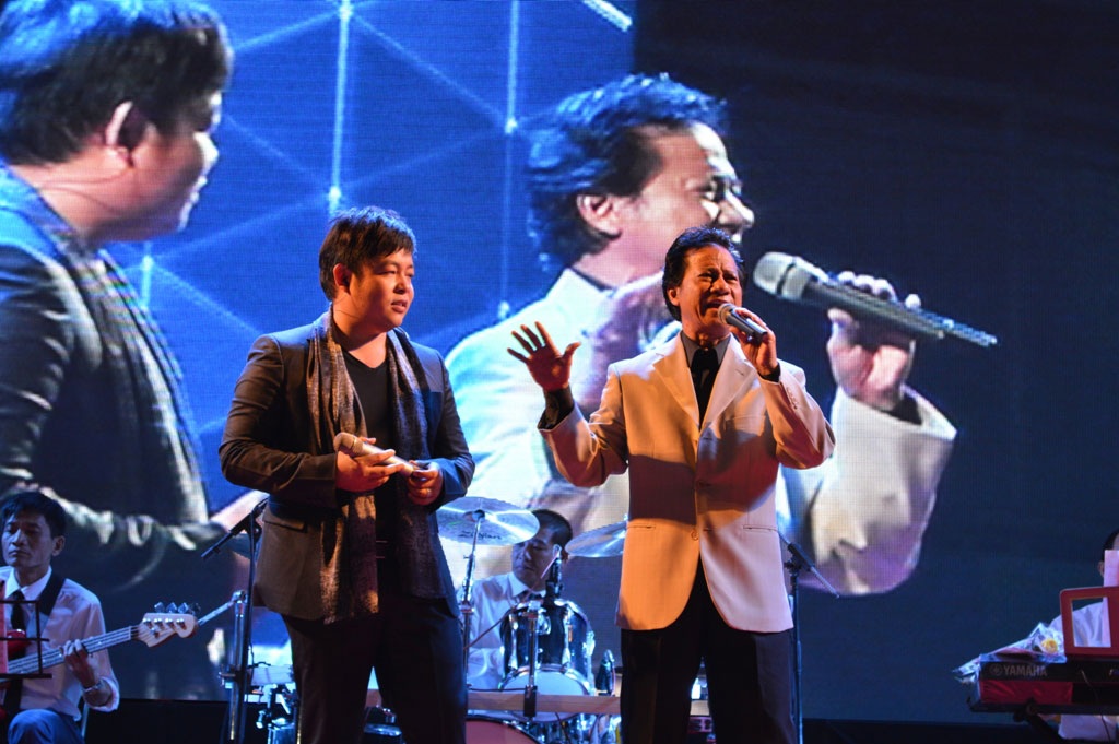 Trên sân khấu, Quang Lê dí dỏm gọi nam danh ca Chế Linh là bố khiến khán giả thích thú