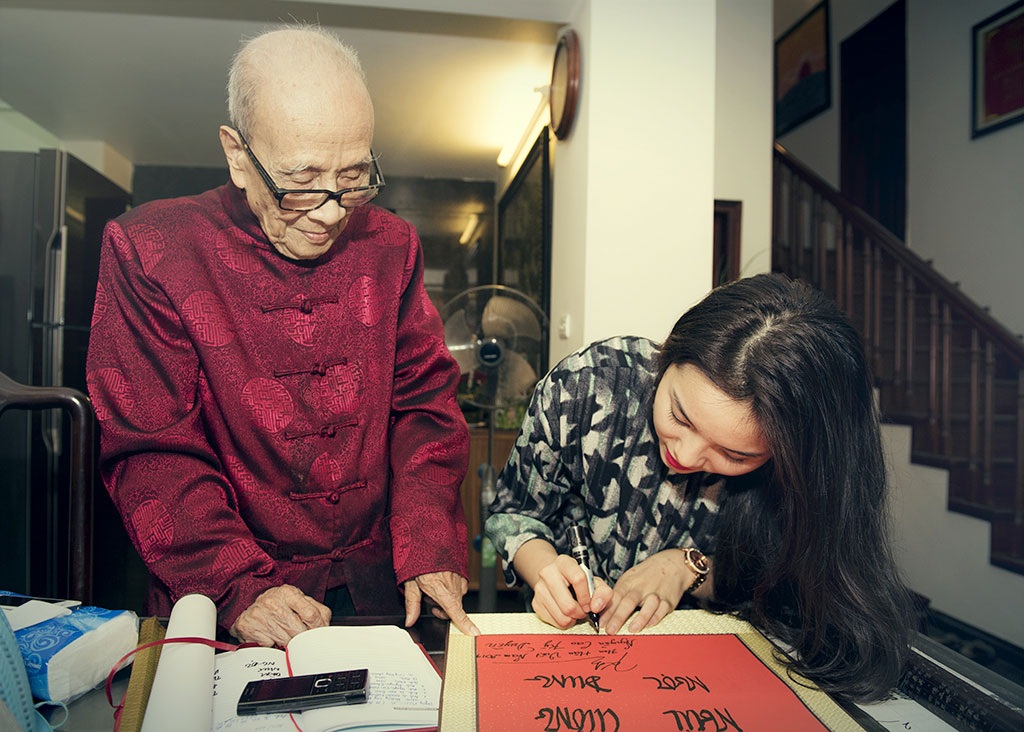 Hoa hậu Kỳ Duyên chúc Tết Anh hùng lao động Vũ Khiêu - 3 Một số hình ảnh Tân hoa hậu mới đến thăm Anh hùng lao động- Giáo sư Vũ Khiêu