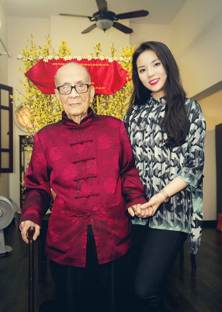 Hoa hậu Kỳ Duyên chúc Tết Anh hùng lao động Vũ Khiêu - 5 Một số hình ảnh Tân hoa hậu mới đến thăm Anh hùng lao động- Giáo sư Vũ Khiêu