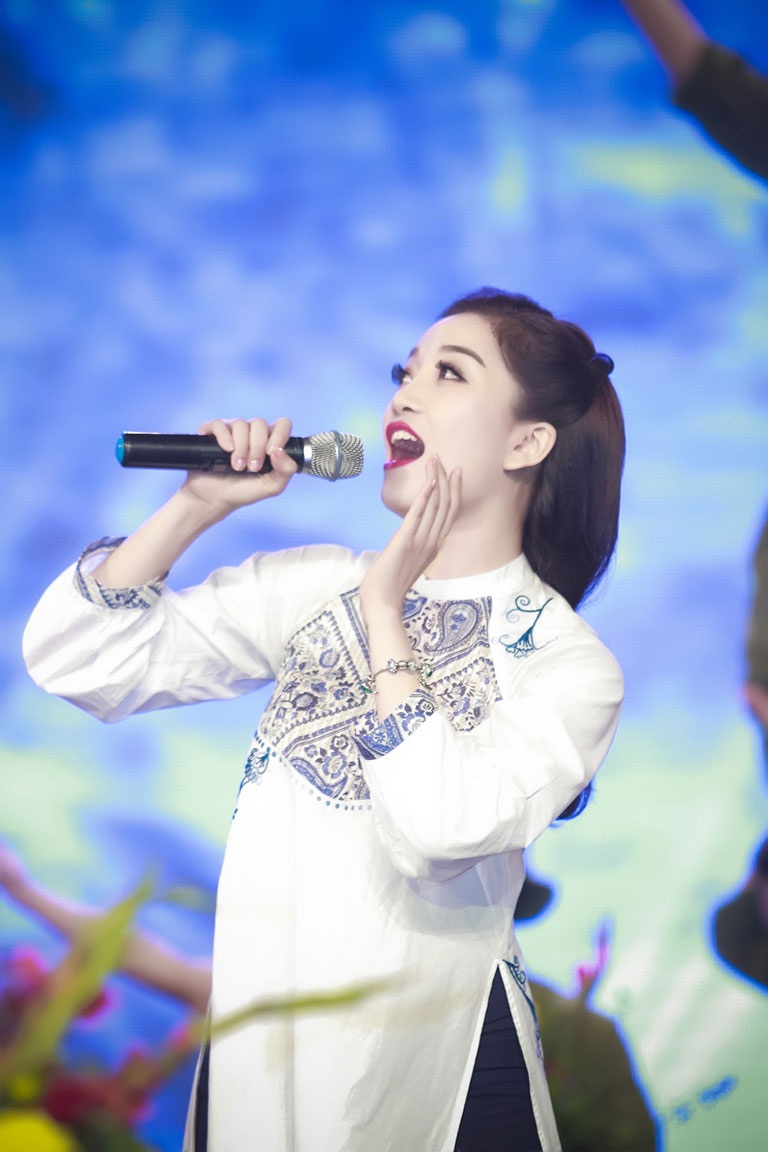 Phạm Thu Hà cảm xúc tươi mới tại Gala Giai điệu Tự hào - 1 Phạm Thu Hà thể hiện Chào anh giải phóng quân, Chào mùa xuân đại thắng