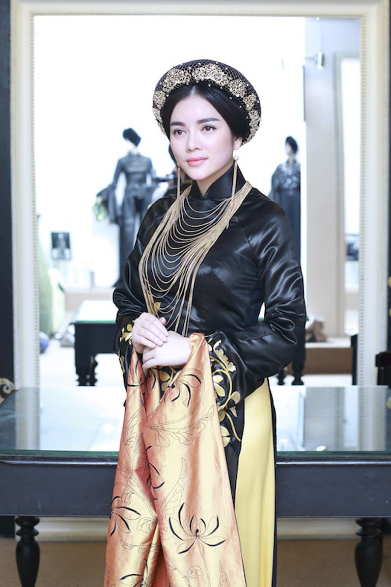 Lý Nhã Kỳ diện áo dài phong cách Hoàng hậu Nam Phương tới Pháp - 5 Một số hình ảnh Lý Nhã Kỳ thử áo dài phong cách Hoàng hậu Nam Phương trước khi tới Pháp