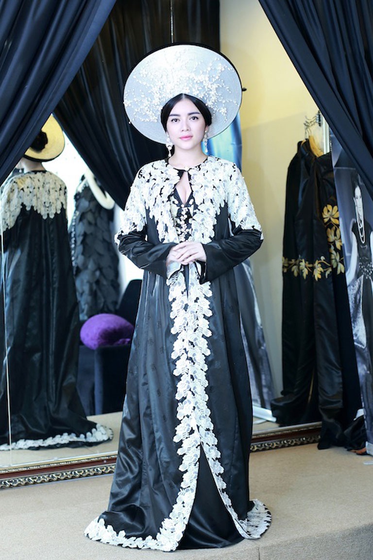 Lý Nhã Kỳ diện áo dài phong cách Hoàng hậu Nam Phương tới Pháp - 4 Một số hình ảnh Lý Nhã Kỳ thử áo dài phong cách Hoàng hậu Nam Phương trước khi tới Pháp