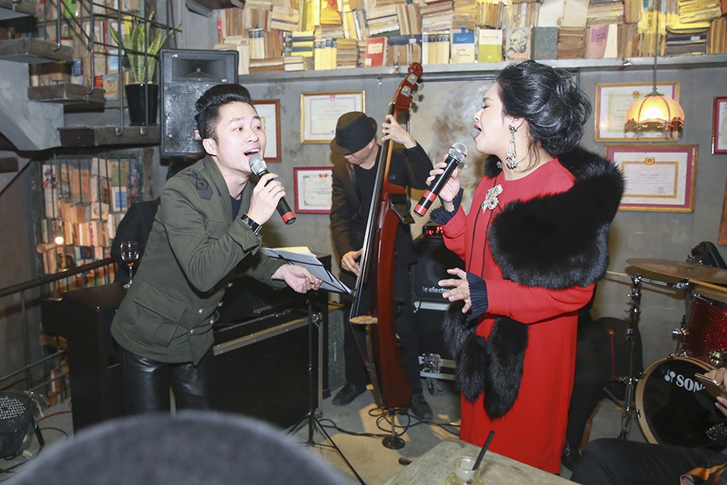 Tùng Dương- Thanh Lam hòa giọng tại buổi tiệc khai trương cuối năm