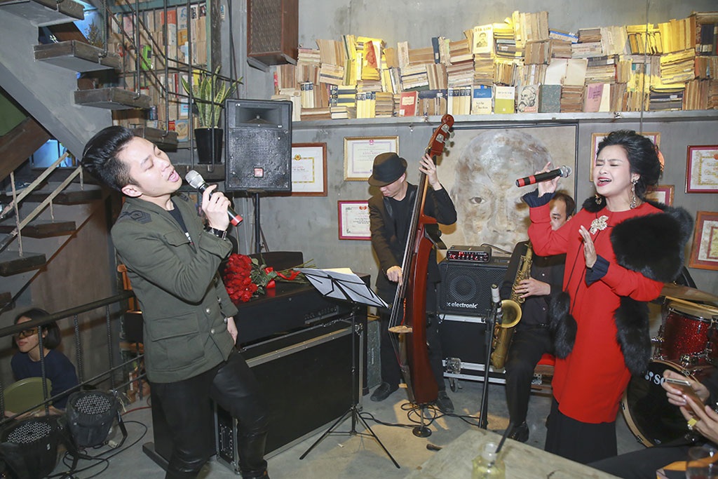 Tùng Dương- Thanh Lam hòa giọng tại buổi tiệc khai trương cuối năm