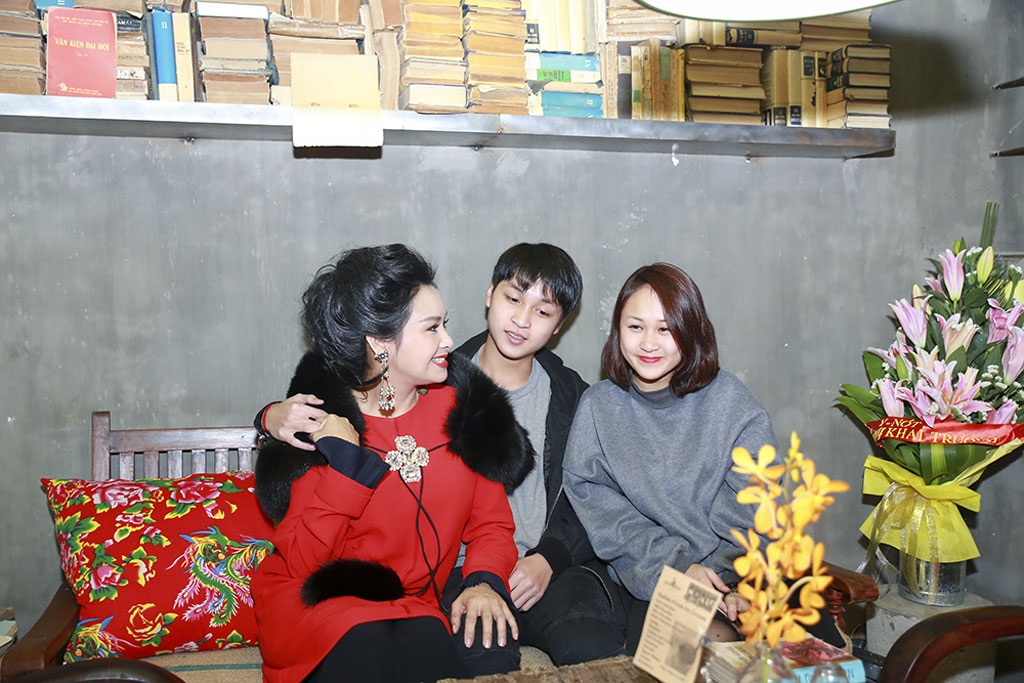 Các con Thanh Lam đến chia vui cùng mẹ