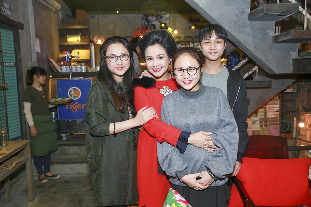 Các con Thanh Lam đến chia vui cùng mẹ