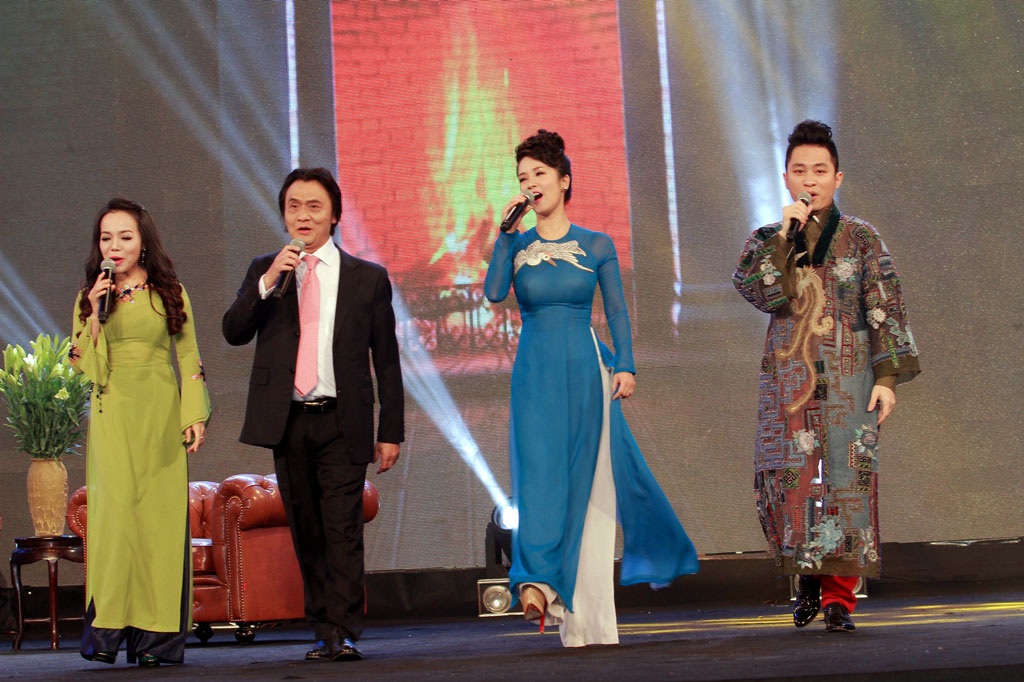 Ca khúc của mẹ con Mỹ Linh- Mỹ Anh đạt gần 1 triệu lượt theo dõi - 1 Người Hà Nội qua tiếng hát của Lan Anh, NSƯTQuang Lý, Hồng Nhung, Tùng Dương