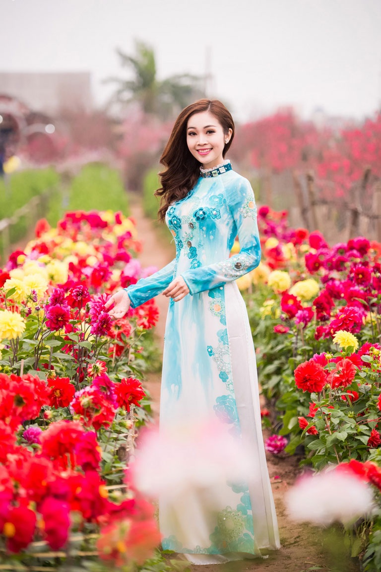 MC Thùy Linh xinh đẹp giữa sắc hoa đào - 1 Hà Thanh