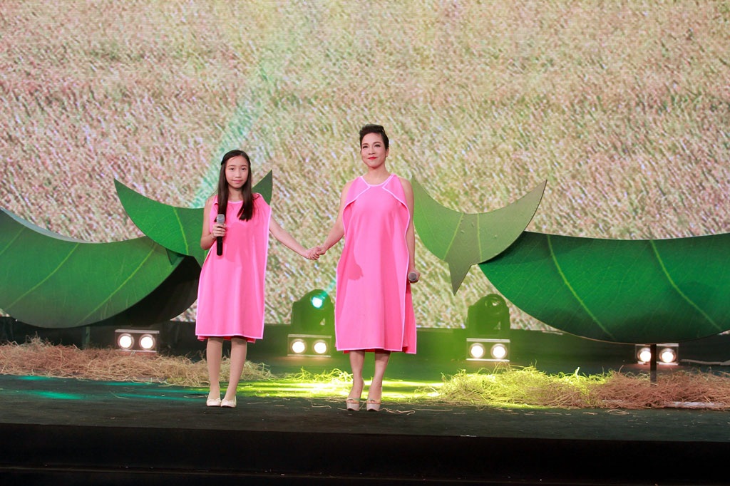 Ca khúc của mẹ con Mỹ Linh- Mỹ Anh đạt gần 1 triệu lượt theo dõi - 4 NSND Thu Hiền thể hiện Những
cô gái đồng bằng sông Cửu Long trong Gala Giai điệu Tự hào