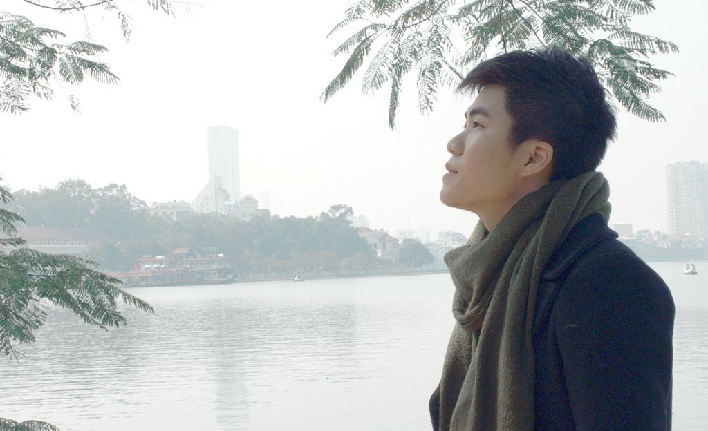 Ca sĩ Tiến Mạnh lãng mạn trong MV “Có một tình yêu như thế” - 1 Hình ảnh lãng mạn của Tiến Mạnh trong MV dành tặng các bạn trẻ trong ngày Valentine