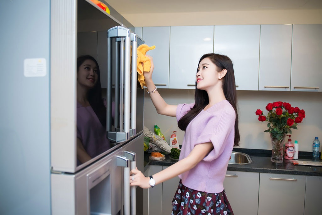 Á hậu Huyền My cùng gia đình tất bật đón Tết tại nhà mới - 1 Á hậu Huyền My lau dọn nhà cửa