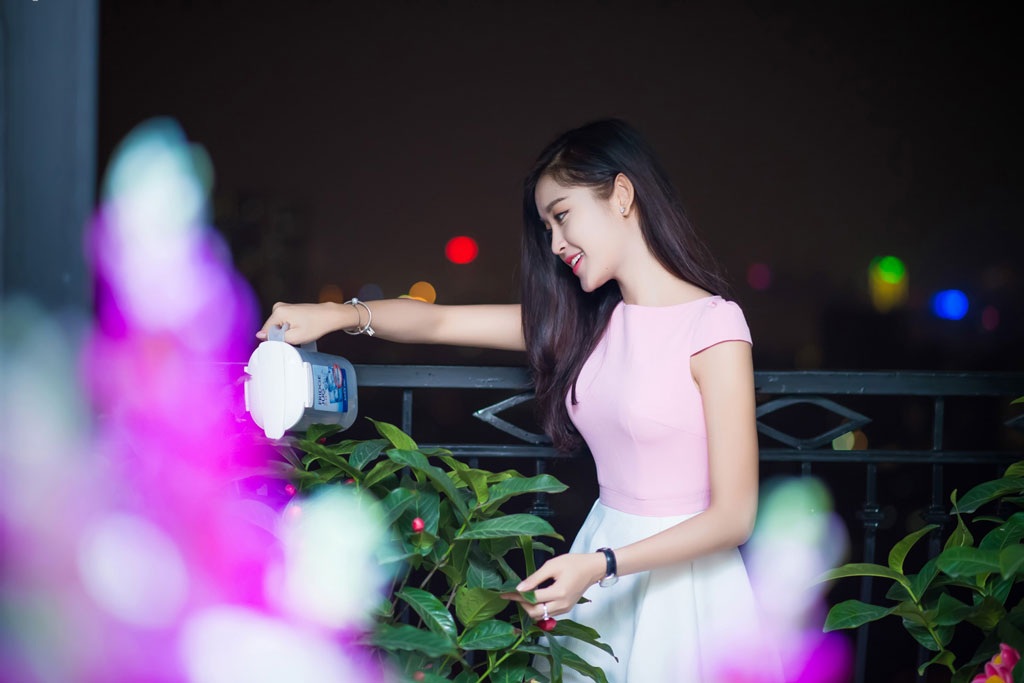 Á hậu Huyền My cùng gia đình tất bật đón Tết tại nhà mới - 2 Người đẹp tưới cây
