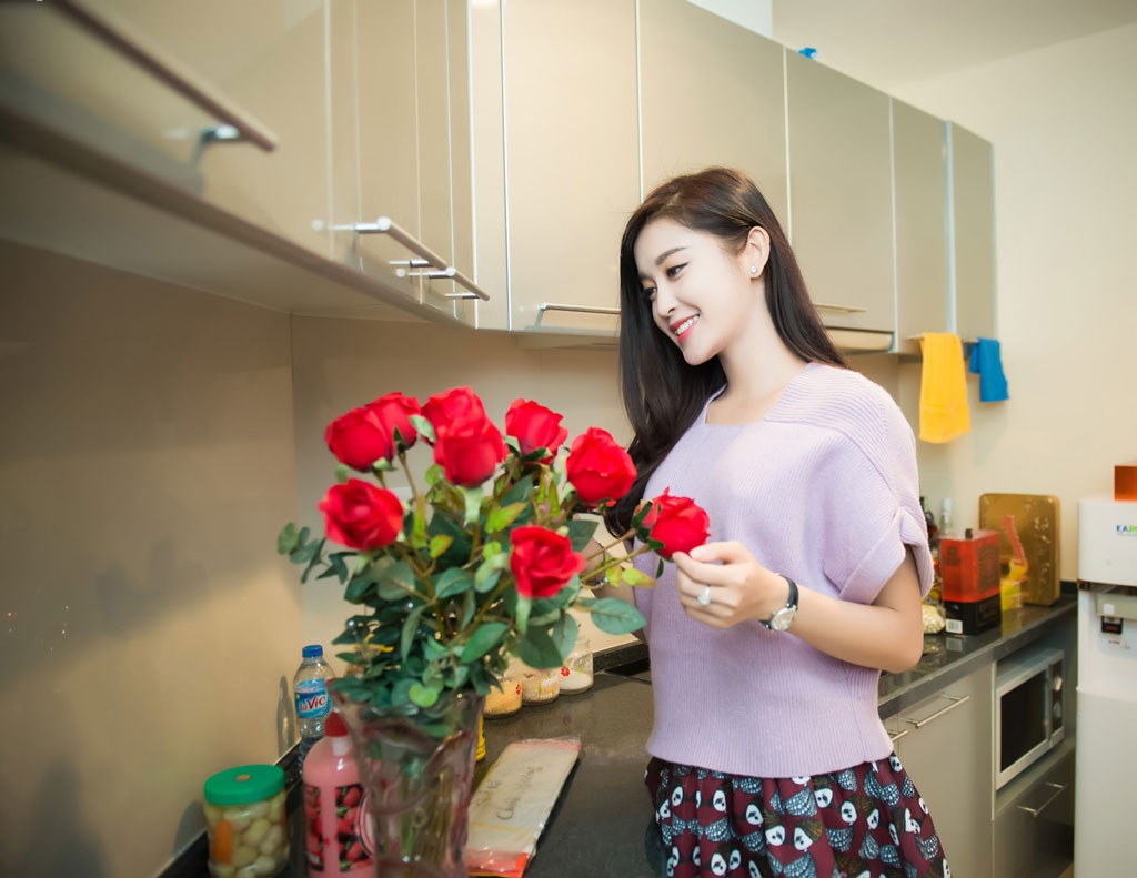 Á hậu Huyền My cùng gia đình tất bật đón Tết tại nhà mới - 4 Một số hình ảnh, Huyền My chăm sóc nhà cửa chuẩn bị cho ngày Tết