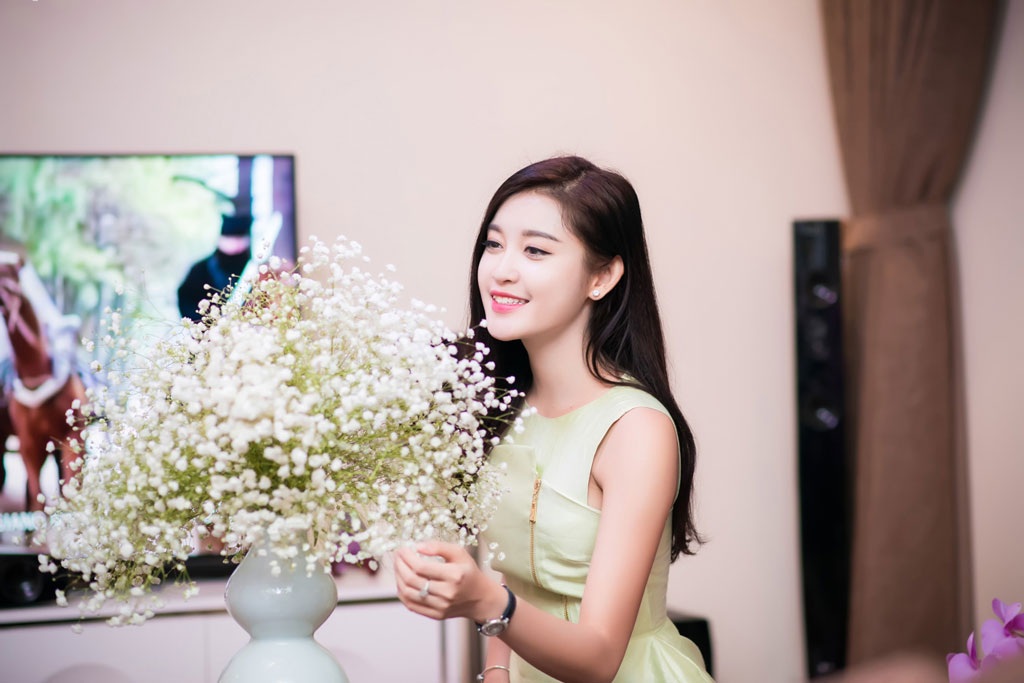 Á hậu Huyền My cùng gia đình tất bật đón Tết tại nhà mới - 5 Một số hình ảnh, Huyền My chăm sóc nhà cửa chuẩn bị cho ngày Tết
