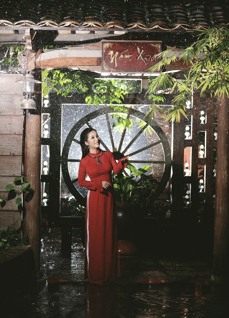 Danh hài Thúy Nga đón Tết cùng con gái ở Mỹ - 7 Hình ảnh danh hài Thúy Nga duyên dáng trong tà áo dài truyền thống của NTK Việt Hùng
