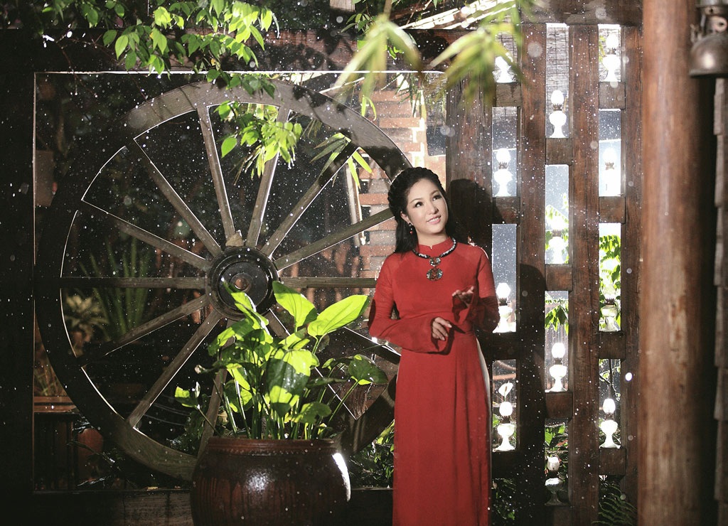 Danh hài Thúy Nga đón Tết cùng con gái ở Mỹ - 9 Hình ảnh danh hài Thúy Nga duyên dáng trong tà áo dài truyền thống của NTK Việt Hùng