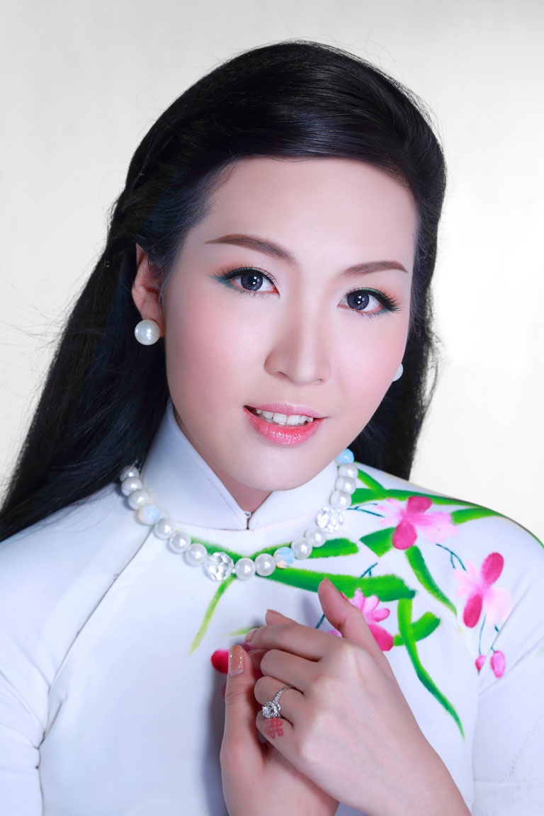 Á hậu Thùy Trang duyên dáng với áo dài đón xuân - 6 Hà Thanh