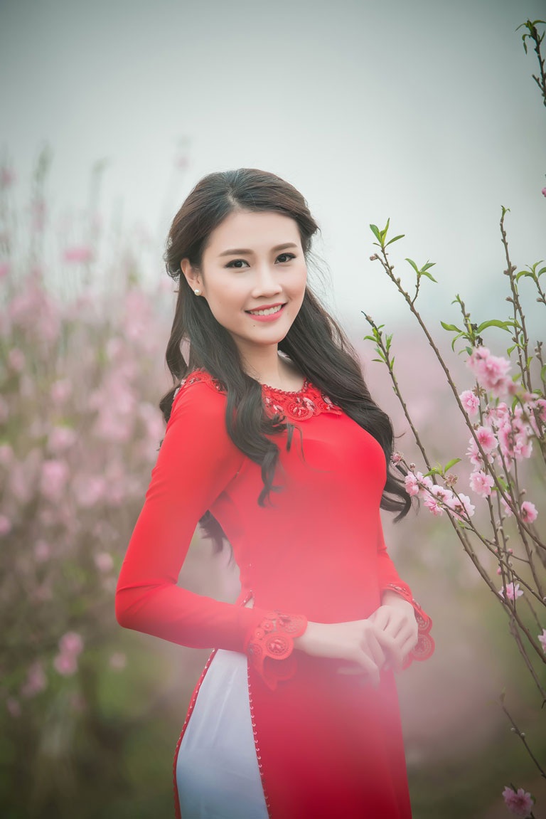 Người đẹp Thanh Tú rạng ngời giữa vườn xuân