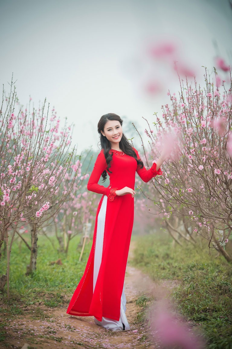 Người đẹp Thanh Tú rạng ngời giữa vườn xuân