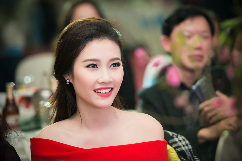 Người đẹp Thanh Tú khoe làn da trắng muốt giữa trời đông - 4 Thanh Tú thu hút sự chú ý của báo giới