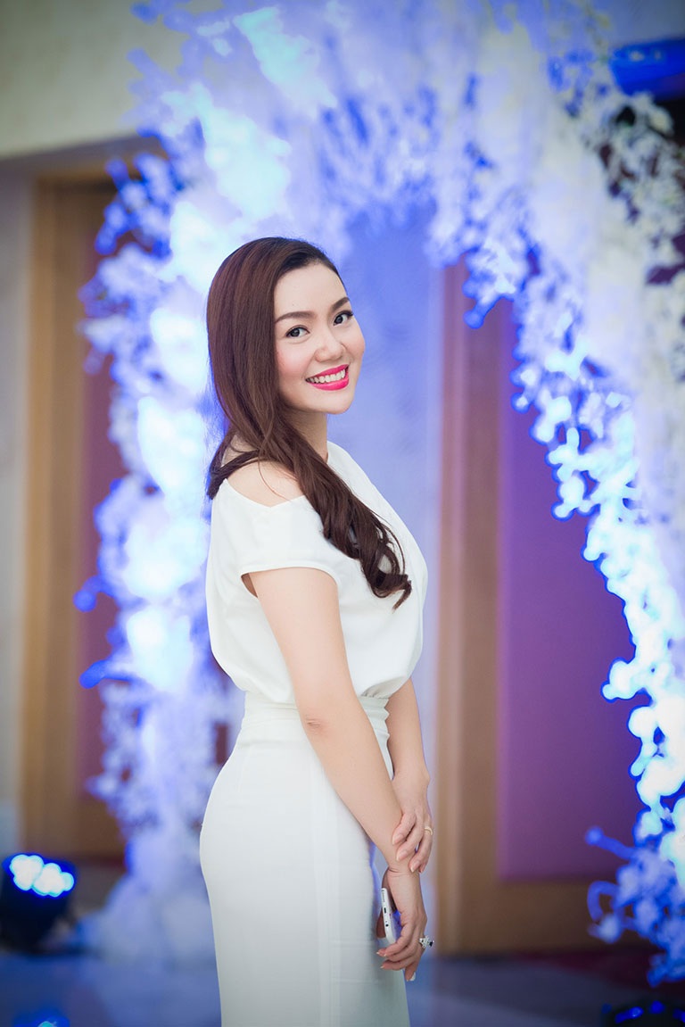 Người đẹp Thanh Tú khoe làn da trắng muốt giữa trời đông - 8 Ca sĩ Ngọc Anh diện váy trắng muốt, khoe vẻ đẹp rạng rỡ của gái một con