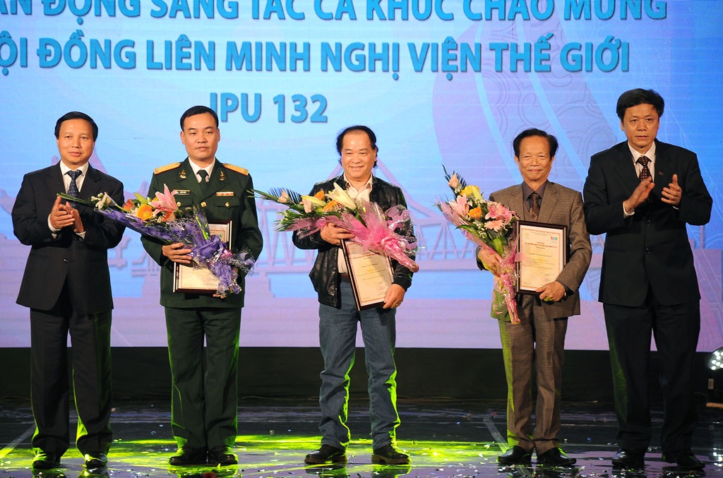 Nhạc sĩ Doãn Nho đoạt giải nhất sáng tác ở tuổi 82 - 2 Nhạc sĩ Lê Gia Hiếu (thứ 2 từ phải sang) nhận giải khuyến khích cho ca khúc IPU kết nối niềm tin