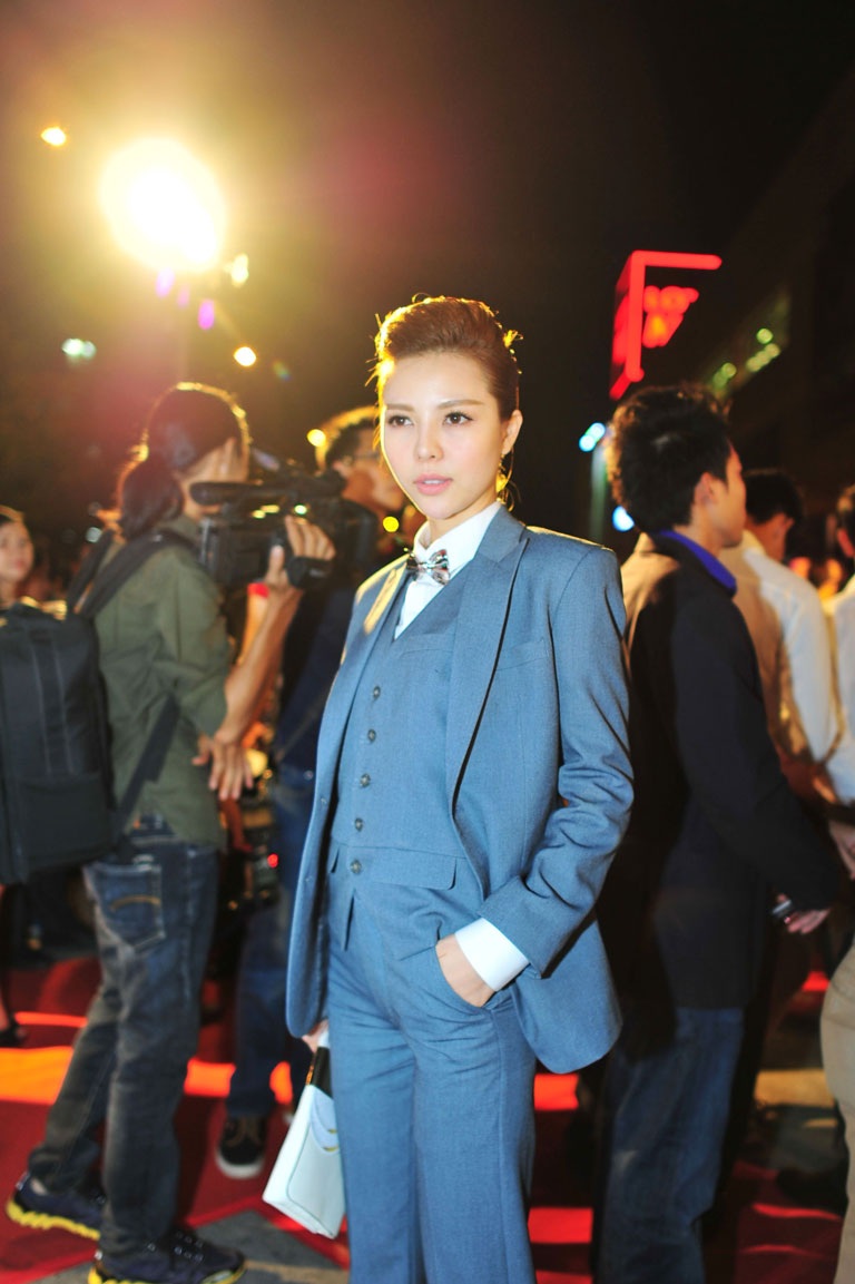 Á hậu Trà Giang cuốn hút với phong cách…nam tính - 6 Tuy nhiên Trà Giang vẫn khoe được sự nổi trội về nhan sắc