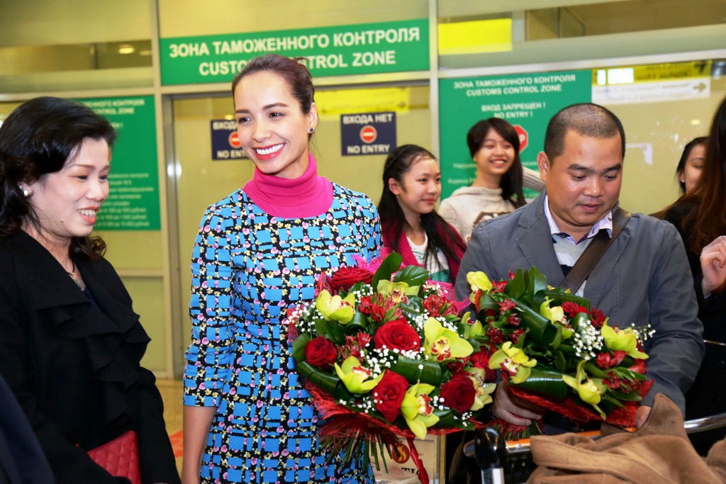 Thúy Hạnh và ông xã Minh Khang được bạn bè chào đón tại Nga