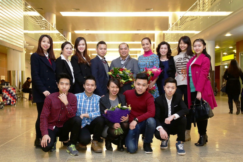 Nhiều bạn trẻ học viên của Trung tâm đi đón cựu người mẫu Thúy Hạnh