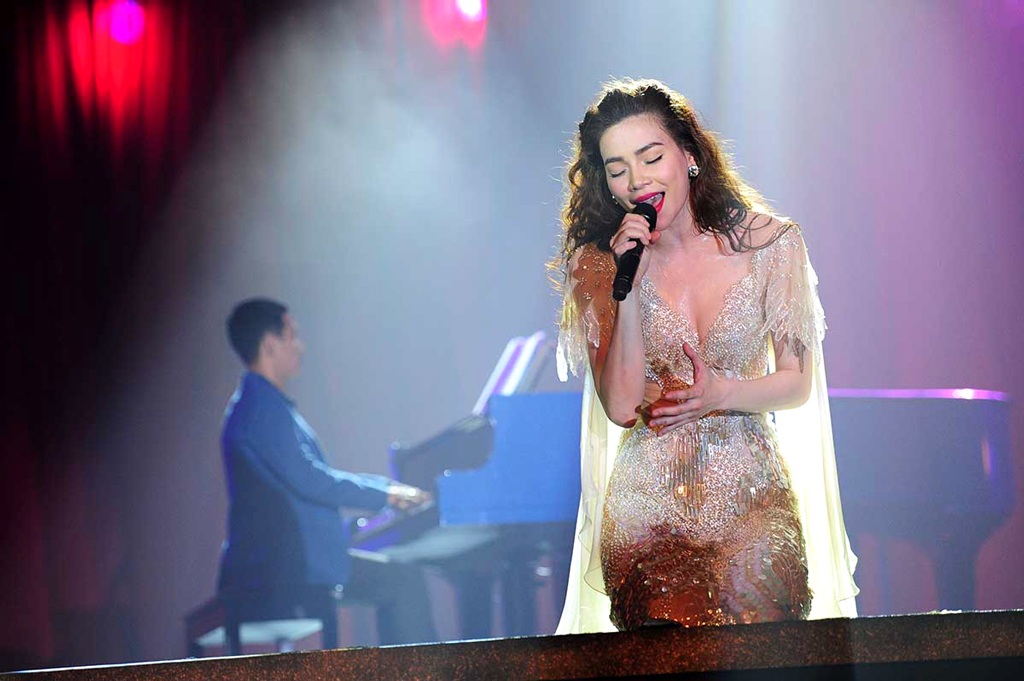 Hồ Ngọc Hà – Mỹ Tâm: “Trận chiến” căng thẳng của 2 “nữ hoàng”? - 2 Hồ
Ngọc Hà Live Concert 2014