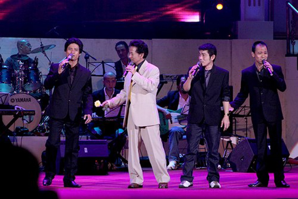 Chế Linh lên tiếng việc không dự đám cưới của con trai - 2 Chế Linh và các con trai biểu diễn trên sân khấu: Chế Khang