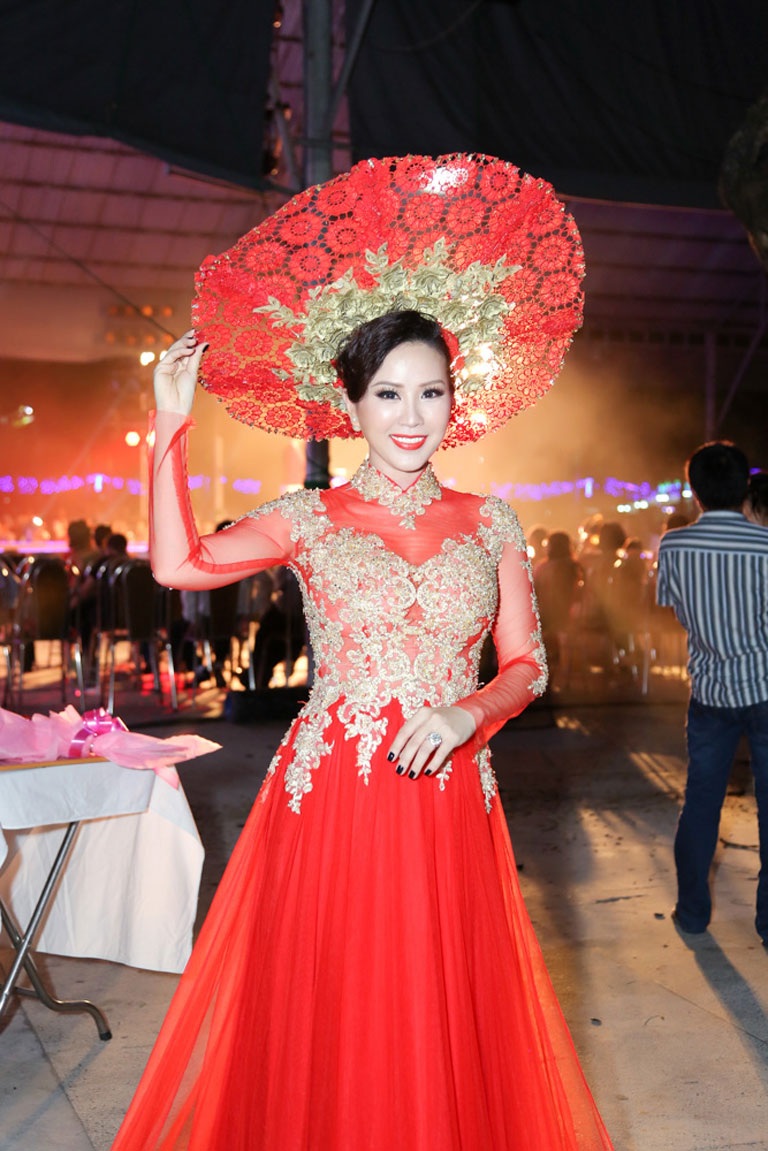 Hoa hậu Thu Hoài duyên dáng trình diễn áo dài - 1 <b style=mso-bidi-font-weight:
normal>Hà Thanh
