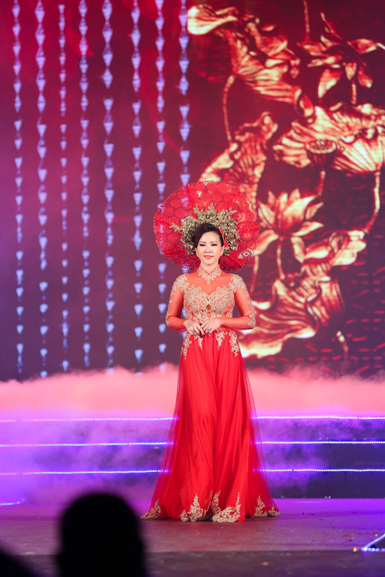 Hoa hậu Thu Hoài duyên dáng trình diễn áo dài - 3 <b style=mso-bidi-font-weight:
normal>Hà Thanh
