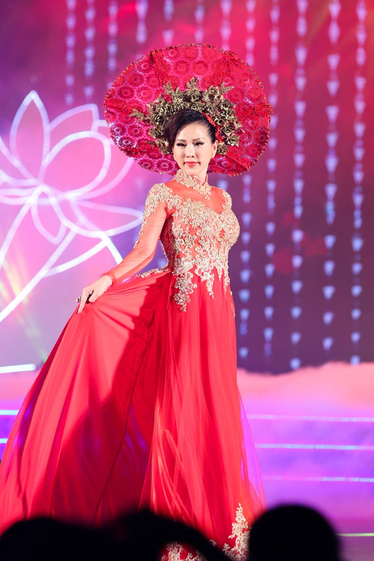 Hoa hậu Thu Hoài duyên dáng trình diễn áo dài - 4 <b style=mso-bidi-font-weight:
normal>Hà Thanh