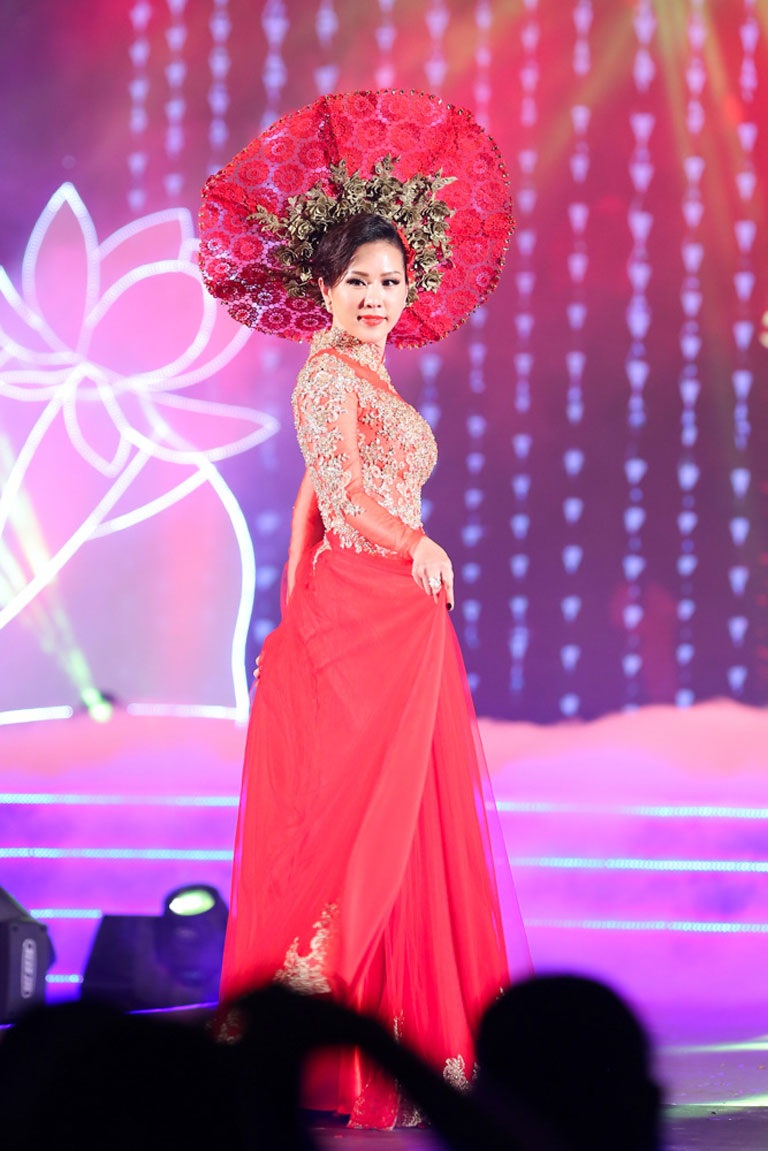 Hoa hậu Thu Hoài duyên dáng trình diễn áo dài - 5 <b style=mso-bidi-font-weight:
normal>Hà Thanh