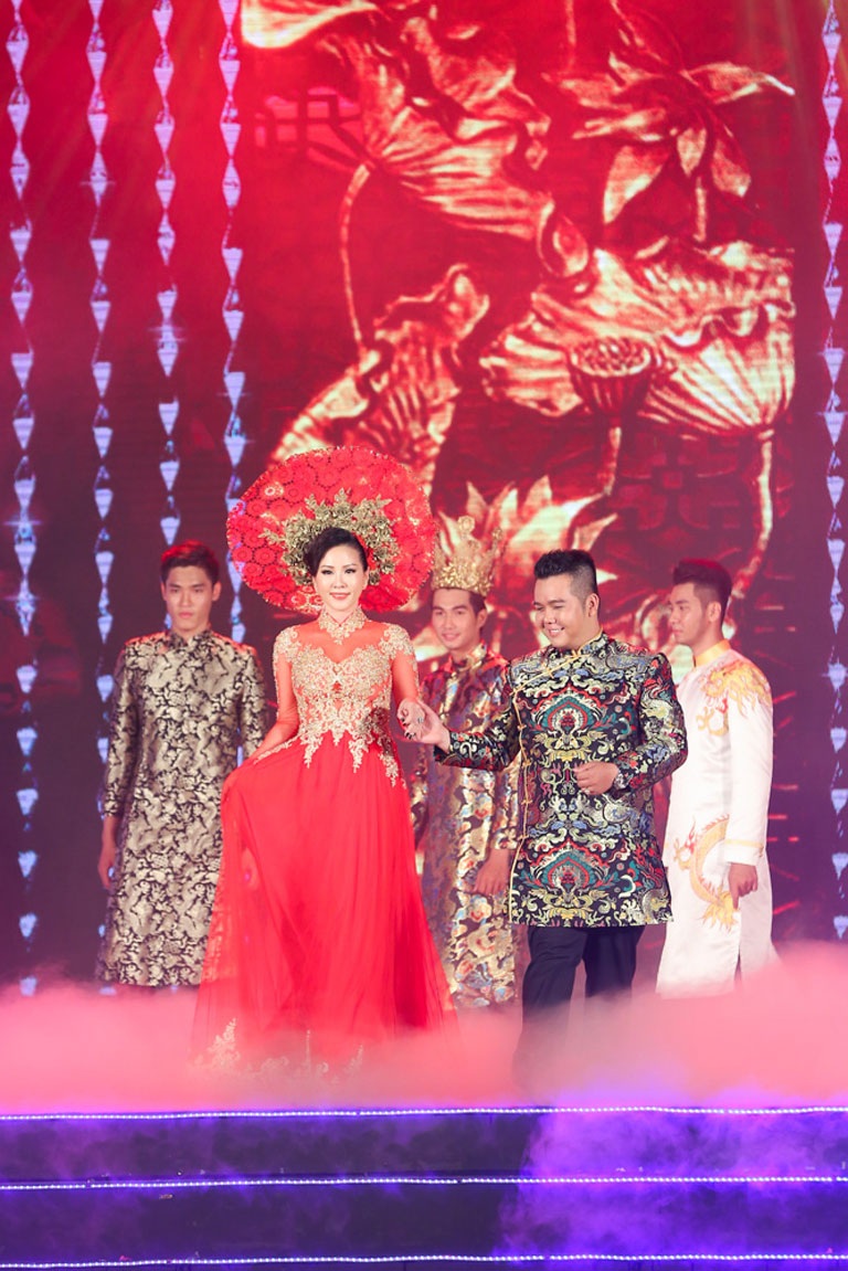 Hoa hậu Thu Hoài duyên dáng trình diễn áo dài - 6 <b style=mso-bidi-font-weight:
normal>Hà Thanh