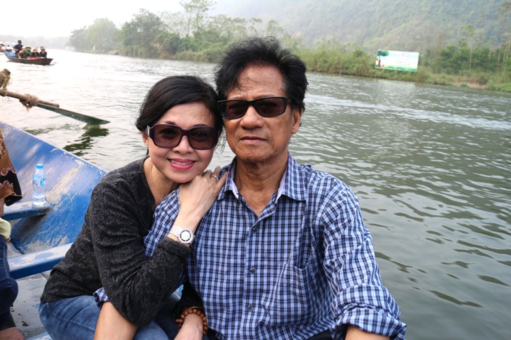 Danh ca Chế Linh cùng vợ đi vãn cảnh quê hương - 1 Chế Linh cùng vợ, bà Phương Nga du xuân ngắm cảnh chùa Hương