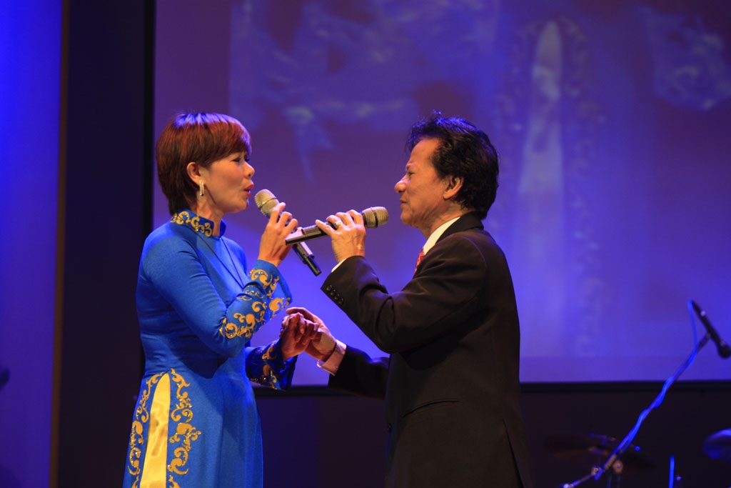 Chế Linh chúc phúc cho con trai và con dâu trên sân khấu - 2 Chế Linh song ca tình tứ cùng ca sĩ Kiều Lệ