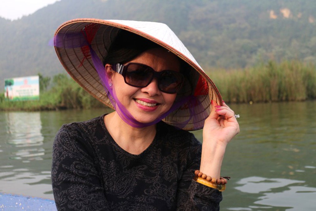 Danh ca Chế Linh cùng vợ đi vãn cảnh quê hương - 4 <b style=mso-bidi-font-weight:
normal>Ái Lương