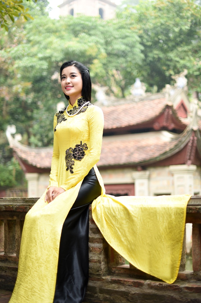 Á hậu Huyền My đẹp nền nã với áo dài truyền thống - 1 Hà Thanh