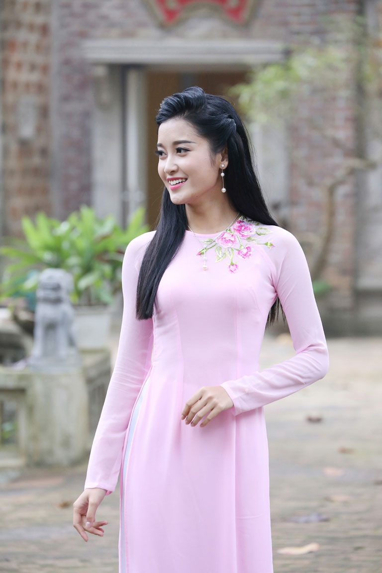 Á hậu Huyền My đẹp nền nã với áo dài truyền thống - 2 Hà Thanh