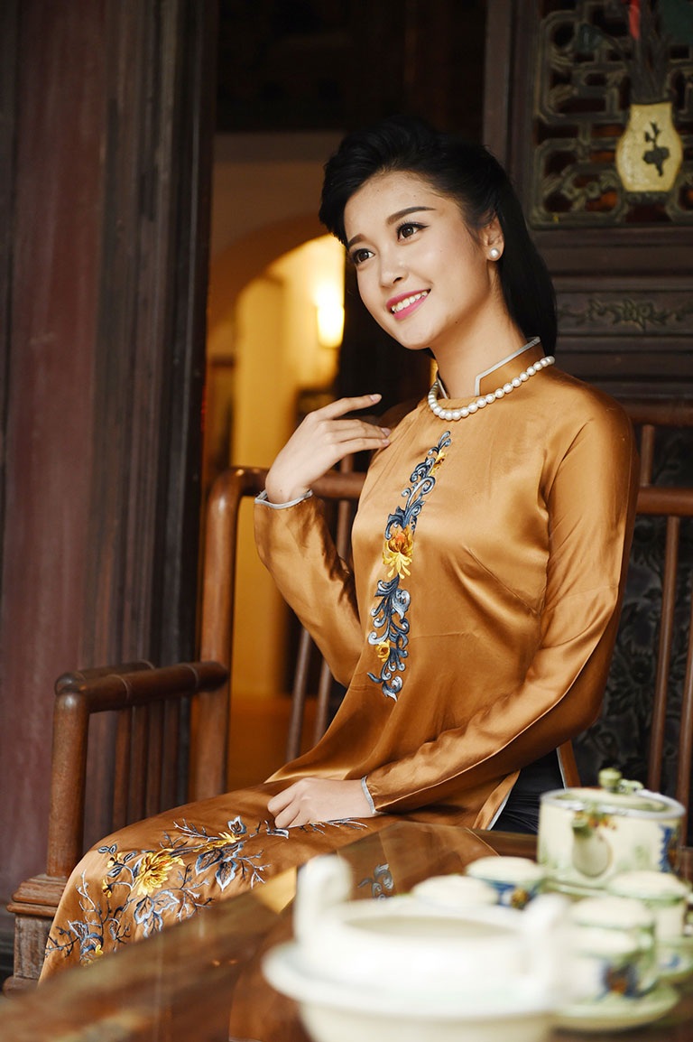 Á hậu Huyền My đẹp nền nã với áo dài truyền thống - 7 Hà Thanh