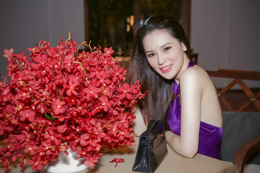 Á hậu Thái Như Ngọc khoe vai trần gợi cảm - 6 Người đẹp lộ bờ vai trần gợi cảm trong thiết kế cắt xẻ táo bạo