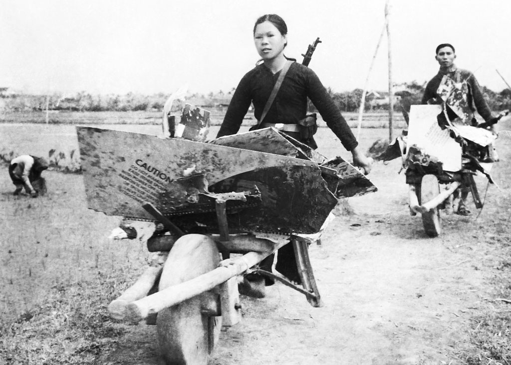 Xúc động trước vẻ đẹp phụ nữ Việt Nam thời chiến - 7 Dân quân Nghĩa Lâm chở xác máy bay Mỹ