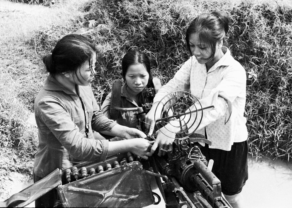 Xúc động trước vẻ đẹp phụ nữ Việt Nam thời chiến - 6 Dân quân Nghĩa Lâm, Nghĩa Hưng, Nam Định bắn máy bay Mỹ,
1972