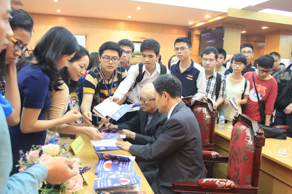 Giao lưu với tác giả “Thế giới quả là rộng lớn…” tại Hà Nội - 2 Tác giả giao lưu ký tặng sách cho sinh viên