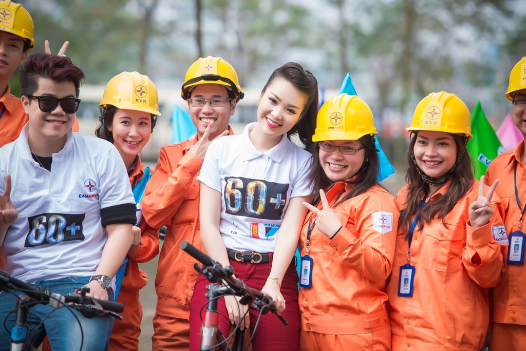 Một số hình ảnh đẹp của Á hậu Thụy Vân và ca sĩ Đinh Mạnh Ninh tại sự kiện sáng ngày 16/3