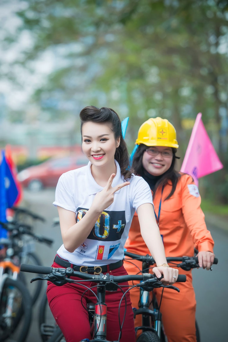 Một số hình ảnh đẹp của Á hậu Thụy Vân và ca sĩ Đinh Mạnh Ninh tại sự kiện sáng ngày 16/3