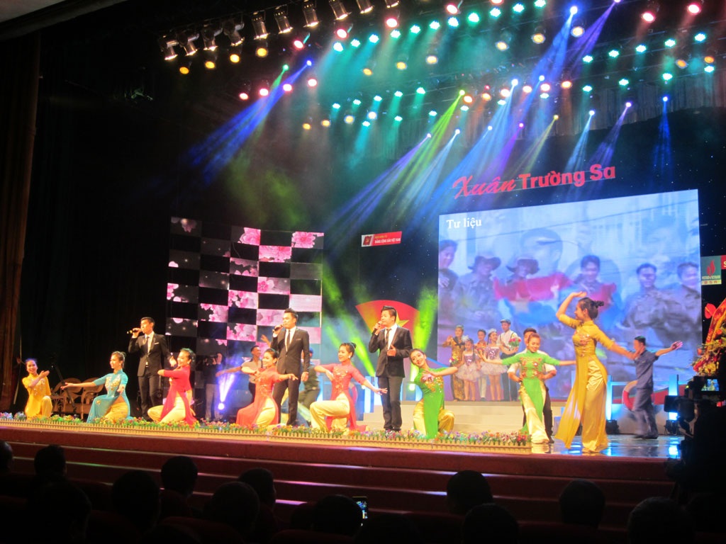 Hướng về biển đảo quê hương với “Xuân Trường Sa 2015” - 1 Các nghệ sĩ biểu diễn trong chương trình