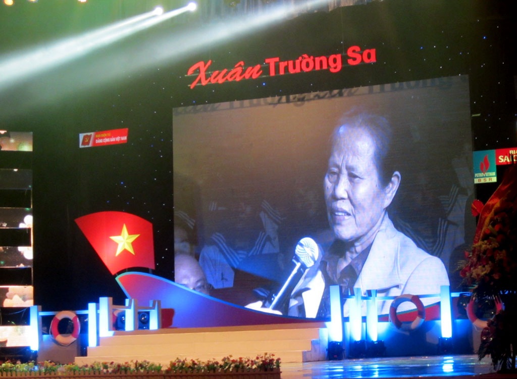 Hướng về biển đảo quê hương với “Xuân Trường Sa 2015” - 2 Một số hình ảnh tại chương trình diễn ra tối ngày 28/2 tại Hà Nội